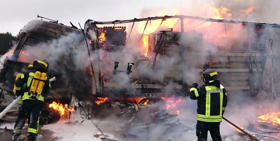 Bild: Lkw mit M&ouml;beln ausgebrannt
