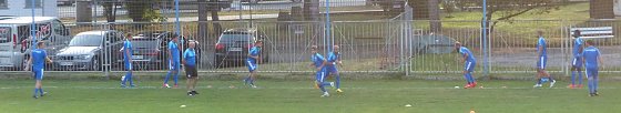 Bild: Torsten Last und die zehn Feldspieler beim Warmmachen