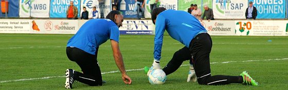 Bild: Selbst als Trainer k&uuml;mmert sich "Pipi" noch um Tino Berbig extra