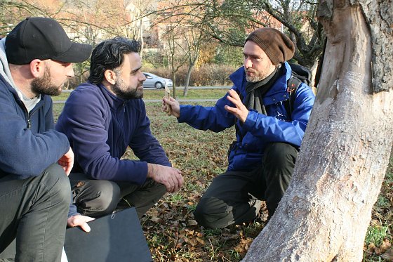 Bild: Auf dem Bild sind von links nach rechts Matthias V&ouml;lkel und Tobias Otto vom Kommunalservice Jena sowie Marcus Orlam&uuml;nder der Bibermanager des NABU Th&uuml;ringen, beim heutigen Beratungsgespr&auml;ch in Jena zu sehen.