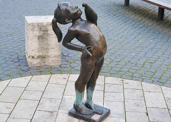 Bild: M&auml;dchen mit Taube