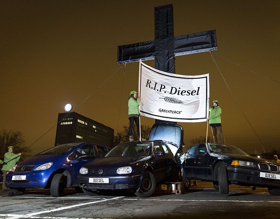 Bild: Greenpeace-Aktion vor VW Werk