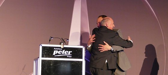 Bild: Ein Bild mit Symbolkraft: Seit 15 Jahren arbeiten Andreas und Helmut Peter in der Leitung der Peter-Gruppe zusammen