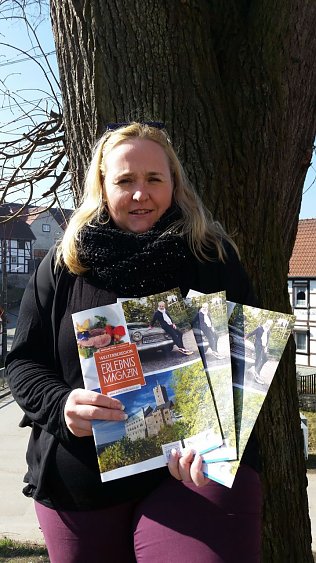 Bild: Ute Rust (Welterberegion Wartburg Hainich e.V.) pr&auml;sentiert das neue Erlebnismagazin der Welterberegion Wartburg Hainich.