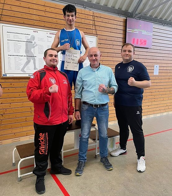 Bild: hintere Reihe: Mustafa Al-Sarray (Mitteldeutscher Meister)   vordere Reihe (von links nach rechts): Anton Lukas (Trainer SV Empor LSZ)), Jens Wagner (Pr&auml;sident Th&uuml;ringer Boxverband) und Felix Becker (Trainer SV Empor LSZ)   