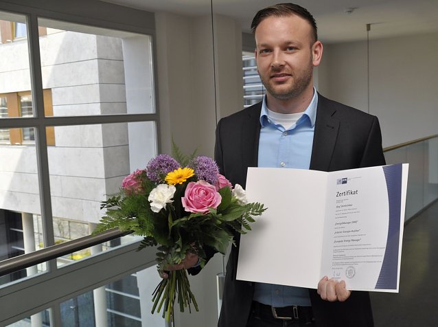 Bild: J&ouml;rg Steinbr&uuml;cker von der M&uuml;hlh&auml;user Galek & Kowald GmbH ist 100. Teilnehmer und Lehrgangsbester der 9. Schulung zum EnergieManager (IHK). 