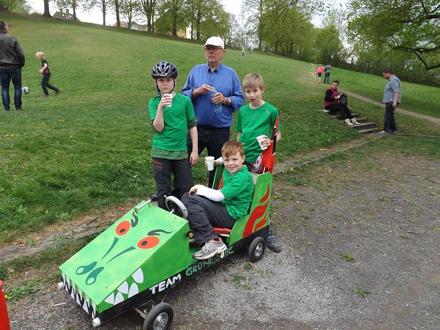 Bild: Das Team "Gr&uuml;ne So&szlig;e" mit Emil, Julien, Neil und Opa Peter.
