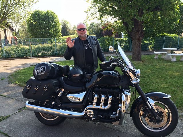 Bild: J&uuml;rgen Stude mit seiner Maschine, der Triumph Rocket III.