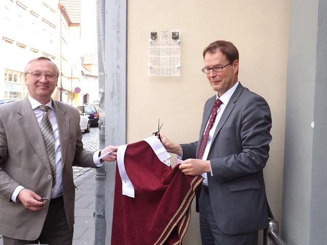 Bild: Evgeni Scholl und Oberb&uuml;rgermeister Dr. Johannes Bruns enth&uuml;llen die Gedenktafel in der R&ouml;blingstra&szlig;e.