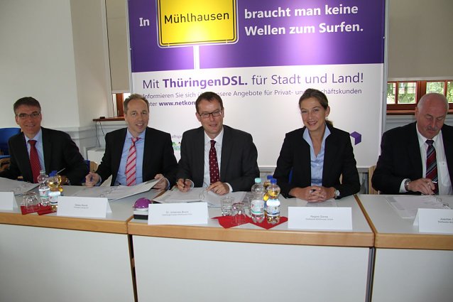 Bild: von links: Karsten Kluge(Gesch&auml;ftsf&uuml;hrer Th&uuml;ringer Netkom GmbH), Stefan Reindl (TEAG-Vorstandssprecher), Dr. Johannes Bruns (OB M&uuml;hlhausen), Regine Gierse (Gesch&auml;ftsf&uuml;hrerin Stadtwerke M&uuml;hlhausen) und Joachim Scheurich (techn. GF SW M&uuml;hlhausen).