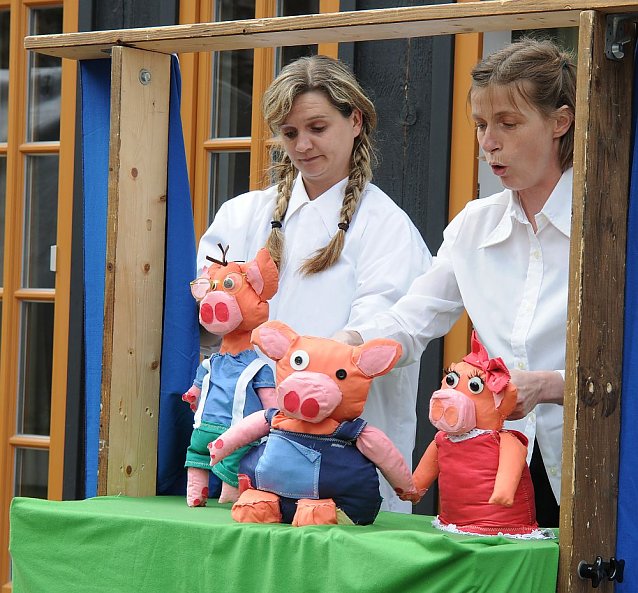 Bild: Diana Fl&ouml;tenmeier und Astrid Bang hauchen den Schweinchen Leben ein. 