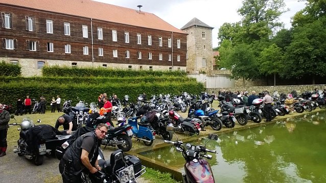 Bild: Nach dem Gottesdienst f&uuml;hrt die Ausfahrt auf den H&uuml;lfensberg im Eichsfeld. 