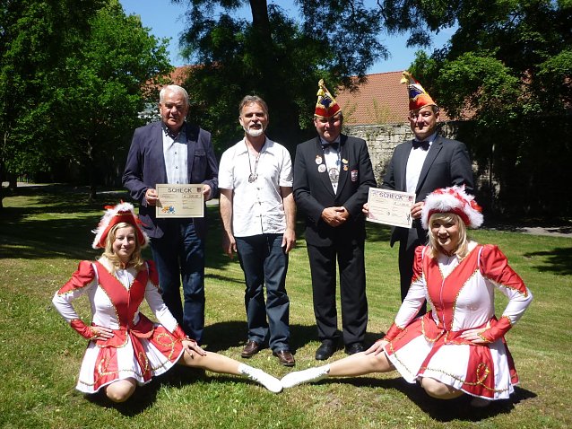 Bild:  (v.l.) Schulleiter dieter Facklam, Landrat Harald Zanker, Carnevalspr&auml;sident Andreas Schein sowie sein Vize Oliver Baumgardt freuen sich gemeinsam mit den Gardet&auml;nzerinnen Isabell Wohlert und Janette Mei&szlig;ner &uuml;ber den Geldsegen.