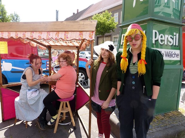 Bild: Jeanine-Carola Schmidt und Max Blank von der Regelschule Unstruttal erhielten einen Einblick in die Arbeit der M&uuml;hlh&auml;user Theaterwerkstatt 3K und betreuten einen Werbestand beim Stra&szlig;enfest an der Persiluhr.