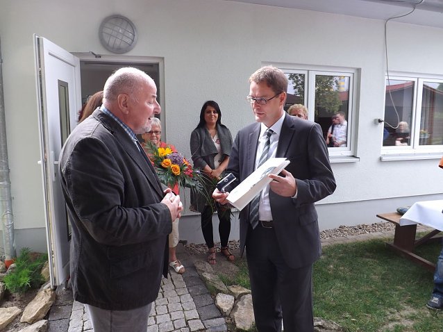 Bild: Gerd Fisch&eacute;r, der Vorsitzende des Landestierschutzbundes, &uuml;bergab die Auszeichnung an M&uuml;hlhausens Oberb&uuml;rgermeister.