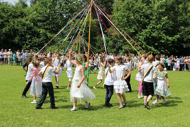 Bild: Zu jedem Brunnenfest geh&ouml;ren auch die traditionellen Brunnenfestt&auml;nze.