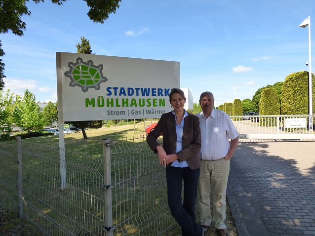 Bild: Die Gesch&auml;ftsf&uuml;hrung der Stadtwerke pr&auml;sentiert die neuen Firmenschilder.