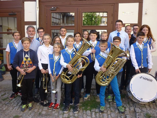 Bild: Die Kinder des Jugendblasorchesters freuen sich auf die neuen Musikinstrumente.