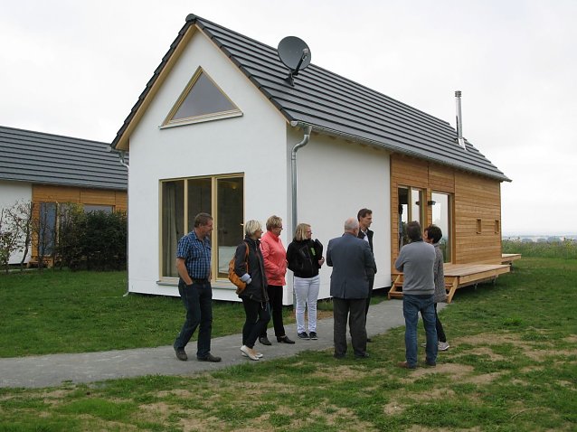 Bild: Die Mitglieder des Regionalbudget-Beirates bestaunten im Nachgang der Sitzung eines der Chalets. 