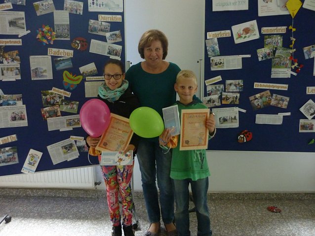 Bild: Birgit Schmidt vom Kinderfreundlichen Landkreis und die Kinder, die den Weitflugwettbewerb gewonnen haben.