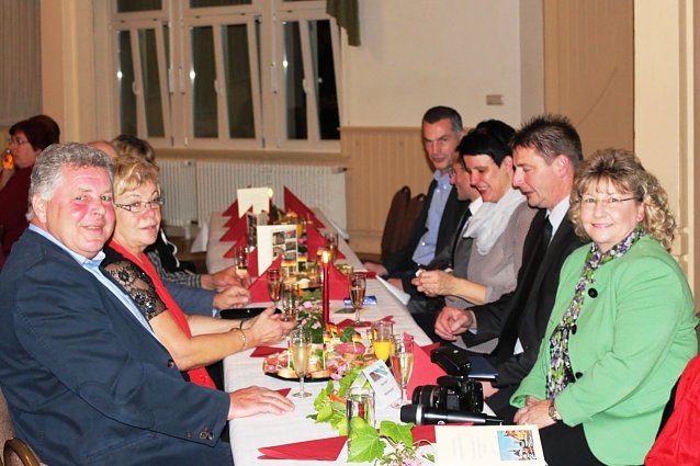 Bild: Annette Lehmann (r.) geh&ouml;rte zu den Ehreng&auml;sten der Festveranstaltung in Herbsleben.