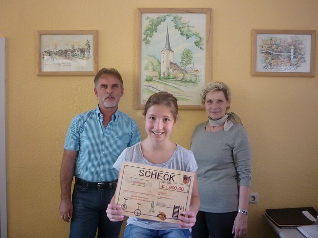 Bild: Lea Escher (vorn), Landrat Harald Zanker und Barbara Barthel bei der Scheck&uuml;bergabe.