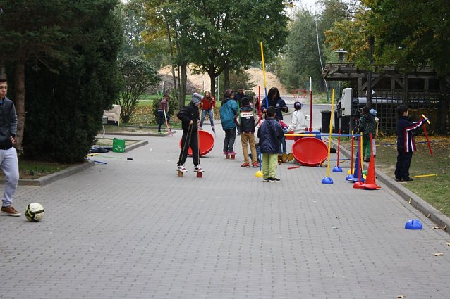 Bild: Zwei Stunden lang hatten die Kinder die M&ouml;glichkeit Basketball oder Fu&szlig;ball zu spielen. 