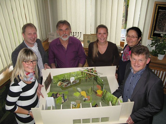 Bild: (v. l.) Anne-Katrin Ibarra Wong (Tourismusverband der Welterberegion Wartburg Hainich, R&uuml;diger Biehl (Nationalparkverwaltung), Landrat Harald Zanker, Anja Grabe (Regionalmanagement Unstrut-Hainich), Carolin M&ouml;lich (Nationalparkverwaltung) und Martin Fromm (Tourismusverband der Welterberegion Wartburg Hainich) waren positiv &uuml;berrascht vom ersten Ausstellungskonzept und dem detailgetreuen Modell. 
