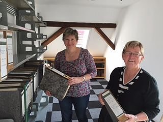 Bild: Frau Brohm und Frau Roth vom Gemeindekirchenrat r&auml;umen das Archiv ein.