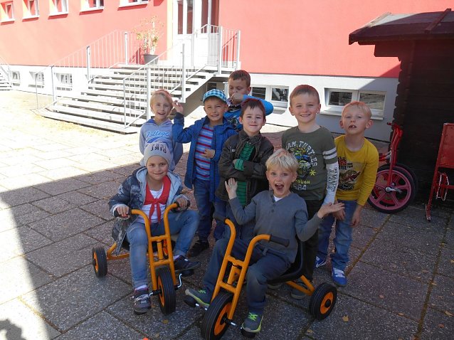 Bild: Die Kinder der Nikolaischule M&uuml;hlhausen &uuml;bten die Sicherheit im Stra&szlig;enverkehr.