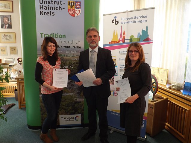 Bild: Stephanie Kespohl,Projektleiterin des Europa-Service Nordth&uuml;ringen (ESN), (r.) Landrat Harald Zanker und Theresa Menge von der Tourismusf&ouml;rderung nach der Unterzeichnung der Kooperationsvereinbarung. 