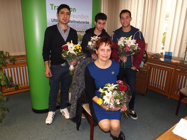 Bild: Sie erhielten mit der Einb&uuml;rgerungsurkunde die deutsche Staatsb&uuml;rgerschaft: Natalija Str&uuml;mpfler,  Jose Ramon Acevedo, Jordan Acevedo Rodriguez und Muzaffer Bilgic (v. r.). 
