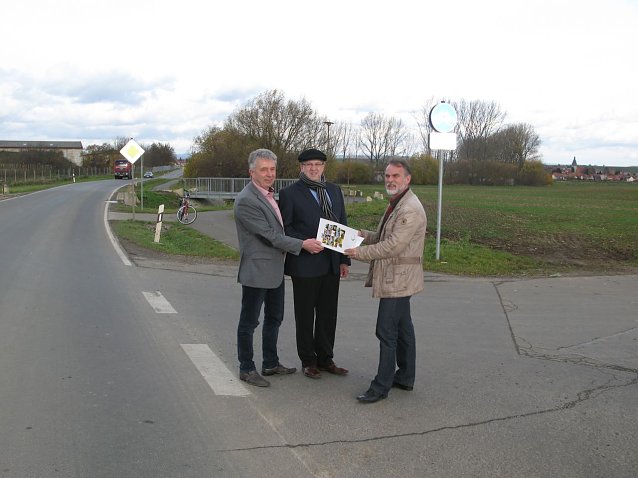 Bild: (v. l.) Eberhard Schill, B&uuml;rgermeister der Gemeinde Niederdorla, und Winfried B&ouml;tticher, B&uuml;rgermeister der Gemeinde Vogtei, nahmen den Zuwendungsbescheid, mit welchem die Finanzierung der Beschilderung nun gesichert ist, dankbar von Landrat Harald Zanker entgegen.