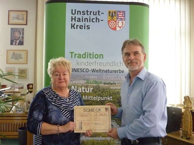 Bild: (v.l.) Ruth Berthold (Vorsitzende der AWO Ortsgruppe Gro&szlig;engottern) und Landrat Harald Zanker bei der Scheck&uuml;bergabe.