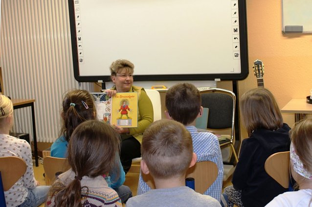 Bild: F&uuml;r die Sch&uuml;lerinnen und Sch&uuml;ler der 2. Klassen hatte Annette Lehmann mehrere ihrer eigenen Lieblingskinderb&uuml;cher mitgebracht.