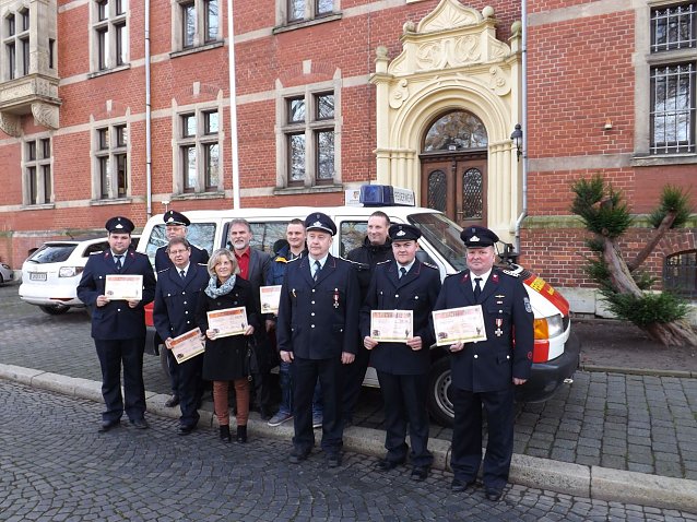 Bild: Insgesamt 1.800 Euro aus dem Sponsorenfonds nahmen die Vertreter von sechs Feuerwehren des Unstrut-Hainich-Kreises am Donnerstag entgegen.