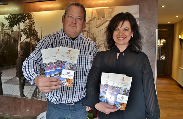 Bild: Marco Fongern vom "Brauhaus zum L&ouml;wen" und Andrea Unrein von der Stadtverwaltung (Wirtschaftsf&ouml;rderung/Stadtmarketing) pr&auml;sentieren den Info-Flyer.