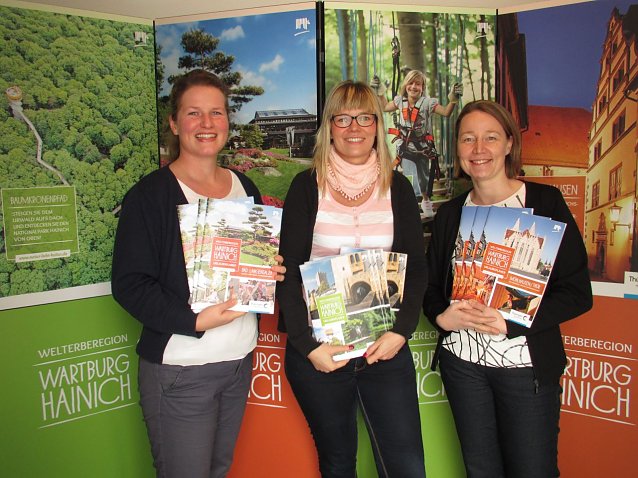 Bild: Martina Damm (Touristinformation Bad Langensalza), Anne-Katrin Ibarra Wong (Welterberegion Wartburg Hainich e.V.) und Nancy Krug (Tourist Information M&uuml;hlhausen) pr&auml;sentieren die neuen Urlaubsplaner � drei unterschiedliche Titel mit selben Inhalt.