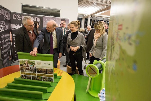 Bild: Wirtschaftsminister Tiefensee entdeckt die neue Welterbeinsel - (v.l.n.r) Manfred Gro&szlig;mann (Leiter Nationalpark Hainich); , Wolfgang Tiefensee (Wirtschaftsminister Th&uuml;ringen); Anja Grabe (Landratsamt UH); Anne-Katrin Ibarra Wong (Welterberegion Wartburg Hainich)