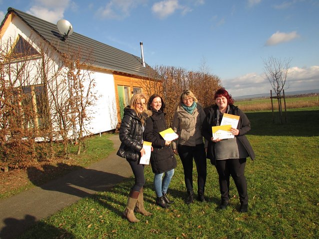 Bild: Die Gastgeber freuen sich &uuml;ber Ihre Sterne (v.l. Elfi Braun (BRAUN Hotelmarketing), Stephanie Fett (Premiumchalets Hainichh&ouml;fe), Anne-Katrin Ibarra Wong (Welterberegion Wartburg Hainich), Ricarda Hinz (Peterhof M&uuml;hlhausen). 