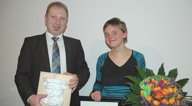 Bild: Laudator R&uuml;diger Biehl und Preistr&auml;gerin Maria Jung. Copyright M&uuml;hlh&auml;user Museen. 