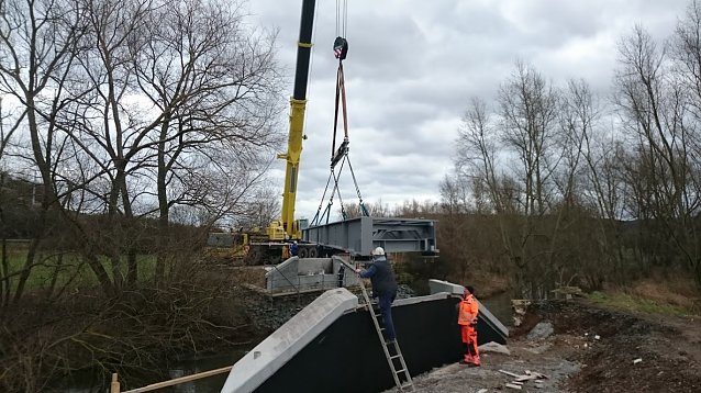 Bild: Br&uuml;ckenmontage f&uuml;r Unstrut-Werra-Radweg