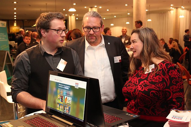 Bild: Schulen k&ouml;nnen sich f&uuml;r Hackedicht-Programm bewerben