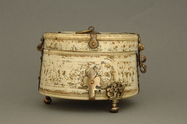 Bild: Die M&uuml;hlh&auml;user Pyxis Elfenbein, gedrechselt; Bemalung: Pulvergold, schwarz konturiert; Montierung: Kupferlegierung, vergoldet Arabische Werkstatt auf Sizilien, um 1200 M&uuml;hlh&auml;user Museen, Inv. Nr. IV/2522.