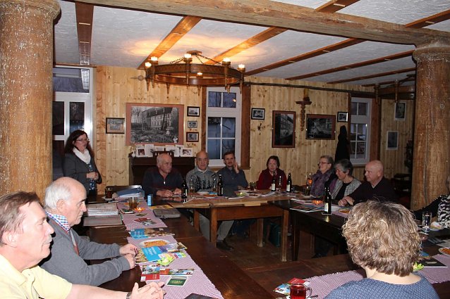 Bild: Zum ersten Lutherstammstisch kamen 22 Interessierte in die M&uuml;hlh&auml;user Klingenm&uuml;hle.