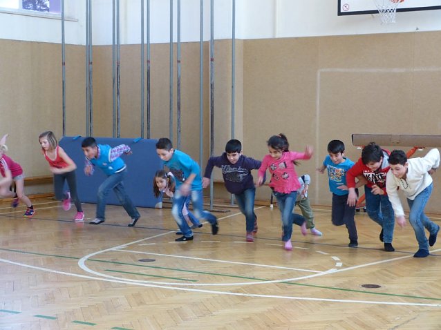 Bild: Viel Freunde hatten die Kinder auch bei der abschlie&szlig;enden Sportstunde in der Turnhalle.  