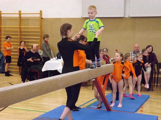 Bild:  An verschiedenen &Uuml;bungstationen zeigten die jungen Sportler was sie gelernt haben.
