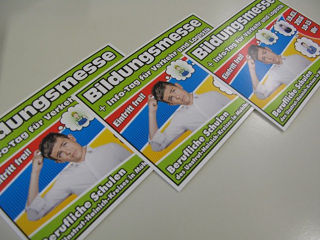 Bild: Foto 2: Tausende von Info-Postkarten wurden an s&auml;mtliche Schulen der Region und an Partnerunternehmen verteilt.