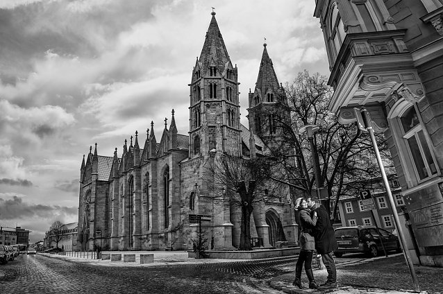 Bild: Eine M&uuml;hlh&auml;user Liebesgeschichte vor der Divi Blasii Kirche.