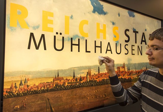 Bild: Mitarbeiter der M&uuml;hlh&auml;user Museen f&uuml;hren die letzten Handgriffe an den Ausstellungsobjekten aus.